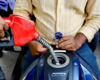 पश्चिम एशिया संकट के बीच बांग्लादेश में ईंधन की भारी कमी, कीमतों में रिकॉर्ड़ बढोतरी