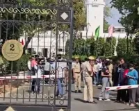 दिल्ली विधानसभा की सुरक्षा में बड़ी चूक : बैरियर तोड़कर अज्ञात गाड़ी विधानसभा में घुसी, स्पीकर की गाड़ी पर फेंकी स्याही