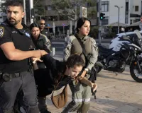 इजरायली सुरक्षा बलों और कार्यकर्ताओं के बीच झड़प: युद्ध के विरोध में प्रदर्शन कर रहे 17 लोगों गिरफ्तार, 50 से अधिक लोगों के इकट्ठा होने पर पाबंदी