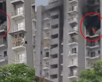 ग्रेटर नोएडा में भयावह हादसा : सोसाइटी में फ्लैट की बालकनी में लगी भीषण आग, मेंटिनेंस टीम की सतर्कता से टला बड़ा हादसा