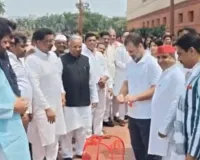 ''विदेशी अंशदान विनियमन संशोधन विधेयक'' का विरोध : विपक्ष का संसद में प्रदर्शन, गैर सरकार संगठन-संस्थाओं को लाभ पहुंचाने का आरोप; सरकार से वापस लेने की मांग 