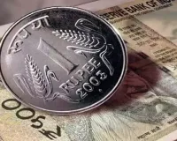 शेयर बाजार में गिरावट के बाद डॉलर के मुकाबले रुपया 55 पैसे हुआ कमजोर, 93.34 पर पहुंचा