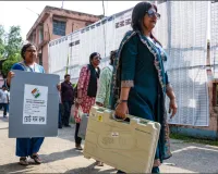 बंगाल में वोटिंग का धमाल : पहले चरण की 152 सीटों पर रिकॉर्ड तोड़ मतदान; हिंसा की छाया में मतदान, कई जगह झड़पें और बमबाजी