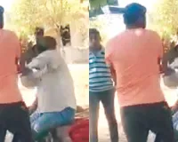 विकास कार्यों की बैठक में पहले सम्मान फिर मारपीट : सरपंच प्रतिनिधि ने समाज अध्यक्ष को जड़ा थप्पड़, घटना का वीडियो सोशल मीडिया पर वायरल 