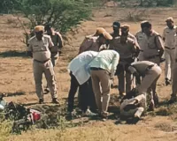 रात्रि गश्त पर निकले कांस्टेबल का जंगल में मिला लहूलुहान शव, मांगों को लेकर आक्रोशित लोग धरने पर बैठे