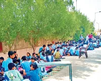 लोकतंत्र के 75 वर्ष पूरे, अब भी पेड़ की छांव में पढ़ने को मजबूर भारत का भविष्य