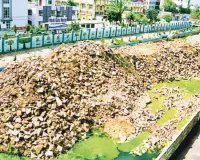 बरसात में बाधक बनेगा नाले में पत्थरों का पहाड़, स्थानीय लोगों की बढ़ी चिंता