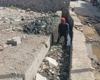 बिना सुरक्षा उपकरण नाले में उतारा सफाई कर्मचारी, व्यवस्था पर उठे सवाल