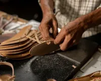 इस तरह बुन रहे हैं फुटवियर में भारत का भविष्य