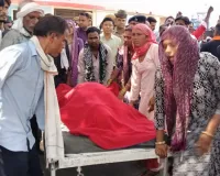 गलत इंजेक्शन लगाने के बाद एमबीएस अस्पताल में दो मरीजों की एक साथ मौत, शवों को सड़क पर लाकर परिजनों ने किया प्रदर्शन 