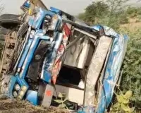 अलवर में भीषण हादसा : खाई में उतरी रोडवेज स्लीपर बस ; कई यात्री घायल, ग्रामीणों ने बचाई जान