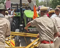 किसानों के सब्र का बांध टूटा: रेलवे ट्रैक किया बाधित, गेहूं खरीद में आ रही समस्याओं के समाधान की सरकार से मांग