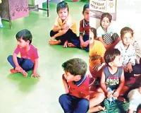 स्कूलों में ताले, आंगनबाड़ी केंद्र पर आने को मजबूर बच्चे
