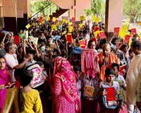 निर्धन अनाथ बच्चों को वितरण की गई शिक्षण सामग्री 