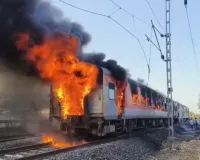 त्रिवेंद्रम-दिल्ली राजधानी के AC कोच में लगी भीषण आग: यात्रियों में मची अफरा-तफरी ; जानमाल की कोई हानि नहीं, बचाव और राहत कार्य जारी 
