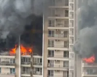 नोएडा में बहुमंजिला इमारत में लगी आग : फ्लैट में मची अफरा-तफरी, आग के विकराल रूप से लोगों में फैली दहशत