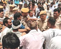 तेज रफ्तार ट्रेलर ने बाइक सवार चाचा और भतीजी को कुचला : चाचा का शव सड़क पर बिखरा, ग्रामीणों और पुलिस में तकरार