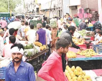 अतिक्रमण की भरमार, जाम फल-सब्जी कारोबार