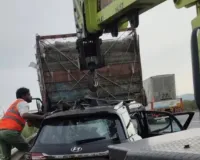 दिल्ली-मुंबई एक्सप्रेस-वे पर मौत की रफ्तार : खड़े कैंटर में घुसी कार, सवाई माधोपुर के 4 लोगों की मौत