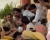 सिंडीकेट बैठक से पहले राजस्थान यूनिवर्सिटी में ABVP का प्रदर्शन, तीन छात्र हिरासत में