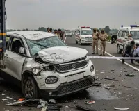 गंगा एक्सप्रेस-वे पर भीषण हादसा: पलटी पिकअप के बाद कई वाहन भिड़े ; पिता-पुत्री की मौत, दर्शन कर लौट रहे श्रद्धालुओं में मची चीख-पुकार
