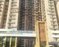 ग्रेटर नोएडा पश्चिम में भीषण हादसा, सोसाइटी में प्लास्टर गिरने से बाइक सवार व्यक्ति की मौत 