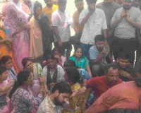 नाबालिग बच्ची की संदिग्ध हालात में मौत : अपार्टमेंट में मिली लाश, धरने पर बैठे परिजन