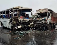 औरंगाबाद में भीषण सड़क हादसा: बस और ट्रक की टक्कर में 3 लोगों की मौत, 20 अन्य घायल