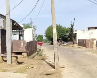 सड़क के बीचों-बीच खड़ा बिजली पोल बना हादसे का खतरा