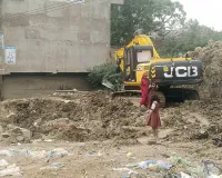 नाला निर्माण में लापरवाही, नई छत पर पड़ी दरारें