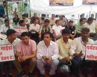 पर्यटक गाइडों का शहीद स्मारक पर धरना : सामाजिक सुरक्षा, बीमा, पेंशन और आर्थिक सहायता की उठाई मांग