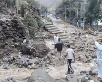 कश्मीर में बादल फटने से बाढ़ : मिट्टी खिसकने से इलाके में भारी तबाही, मलबे में दबे कई घर