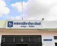 बगैर परिवहन निरीक्षक फील्ड में पहुंची आरटीओ गाड़ी, ट्रक से टक्कर में बोलेरो क्षतिग्रस्त