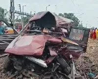 बंगाल में ट्रेन ने स्कूली वाहन को मारी टक्कर : 2 छात्रों सहित साइकिल चालक की मौत, कई गंभीर घायल
