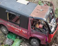 औरंगाबाद में भीषण हादसा: 15 फीट गहरी नहर में गिरी स्कूल मैजिक वैन, 13 बच्चे घायल