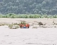 कश्मीर में अचानक बढ़ा नदी का जलस्तर : एसडीआरएफ ने 3 बच्चों को निकाला सुरक्षित, पुलिस का लोगों आग्रह, नदी से रहे दूर