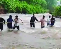 महाराष्ट्र में चेतावनी के बाद वॉटरफॉल पर जमा हुई भीड़ : पानी बढ़ने से तेज बहाव में फंसे 100 से अधिक पर्यटक, गांव के लोगों ने रस्सियों ने किया रेस्क्यू