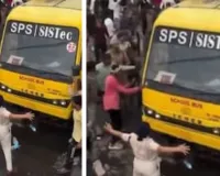 भोपाल की 'लेडी सिंघम' का साहस कैमरे में कैद, प्रदर्शनकारियों के सामने बस रोककर कानून-व्यवस्था बचाने का वीडियो हुआ वायरल