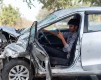 UP में रील के चक्कर में यवुक की मौत : अनियंत्रित होकर पेड़ से टकराई कार, मोबाइल पर रील बनाते हुए वाहन चला रहा था वाहन