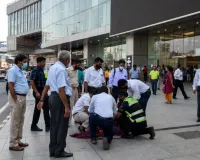 मुंबई में मॉल के पास गंभीर घायल मिली महिला, वीडियो वायरल