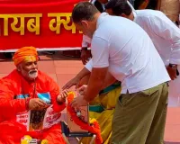 संसद परिसर में विपक्ष का अनोखा विरोध प्रदर्शन: पप्पू यादव बने पुजारी, राहुल गांधी ने डाला चंदा