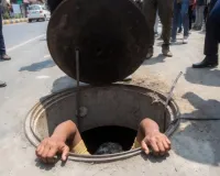 नोएडा में बड़ा हादसा : सीवर की सफाई के दौरान अंदर ही फंसा सफाईकर्मी, काफी देर तक नहीं निकला बाहर