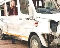 पुष्कर जा रहे श्रद्धालुओं की ट्रेवलर हादसे का शिकार, ट्रक की टक्कर से तीन की मौत