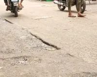खस्ताहाल सड़क बनी हादसे का सबब, राहगीर परेशान