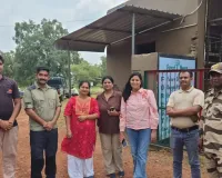 दिल्ली-मुंबई से गरड़िया आए पर्यटकों का पर्स और आईफोन लंगूरों ने छीन कर खाई में फेंका