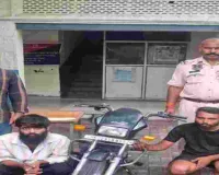चोरी की बाइक और धारदार छुरी के साथ 2 शातिर चोर गिरफ्तार, वारदात से पहले आदर्श नगर पुलिस ने दबोचा