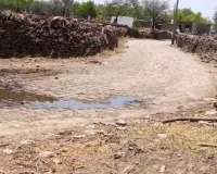 बारिश में तालाब बन जाता है मेहन्दड़ी-भगवानपुरा मार्ग,मरीजों को चारपाई पर ले जाने की मजबूरी