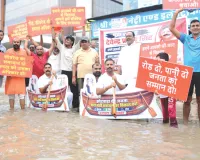 निवारू रोड पर पानी में खड़े होकर दिया धरना : सड़क पर भरा पानी, सांकेतिक नाव चलाकर किया प्रदर्शन 