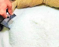 जमाखोरी के कारण बढ़े चीनी के दाम : जांच के दौरान मिलों में ज्यादा मिला भंडार, बिक्री पर बारीकी से नजर रख रही सरकार
