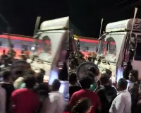 महाराष्ट्र में स्पीड बनी काल! डिवाइडर से टकराकर पलटी कार, ट्रक से भिड़ी; 4 युवकों की मौत